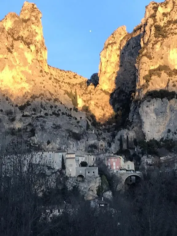 הוילה Mymoustiers מוסטיה-סן-מארי